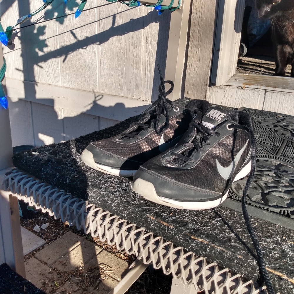 Women's Nike Core Trainer Sz 6 Running Shoes Black And White View 2